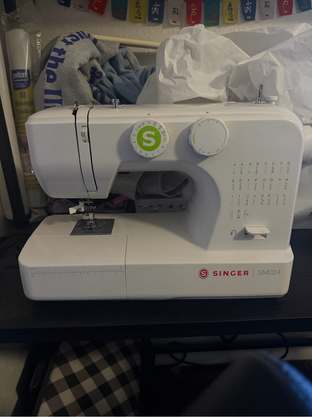 SM024 White Compact Sewing Machine singer